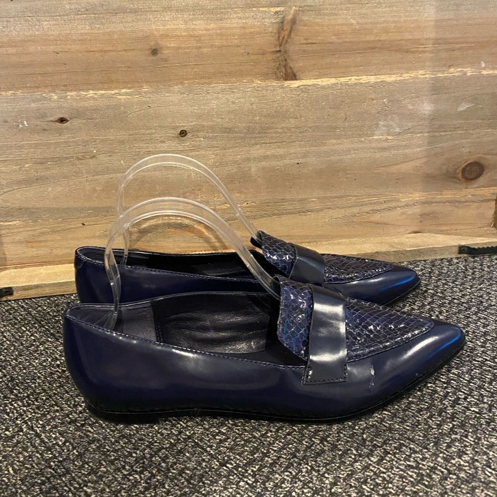 ✅Ivankae Trump pointed toe navy blue loafers
